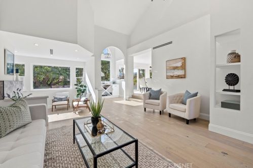 24370 Mornington Dr, Santa Clarita CA  91355-2037 exterior