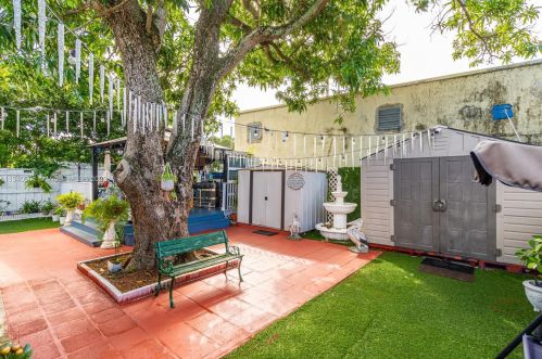 689 7th Ter, Dania Beach FL  33004-3832 exterior