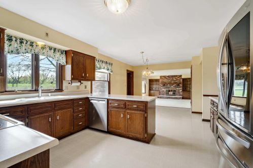 2421 Plum Tree Ct, Thiensville, WI 53092-5547