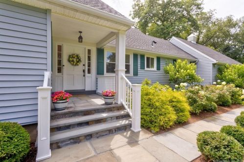 129 Knobloch Ln, Stamford, CT 06902-1703