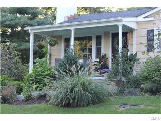 640 Brookside Dr, Fairfield CT  06824-2419 exterior