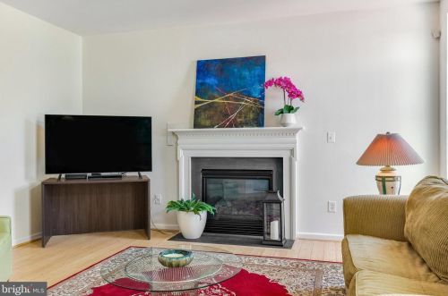 11 Broad Way, Lovettsville VA  20180-8608 exterior