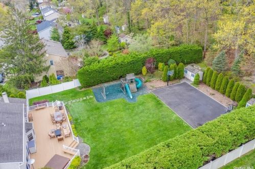 74 Stonehurst Ln, Huntington Station NY 11746-7935 exterior