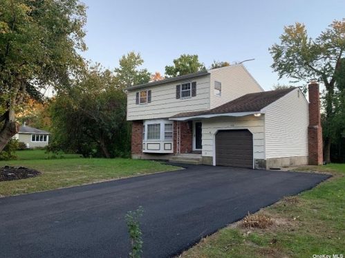 194 Sylvan Rd, Babylon, NY 11703-3613