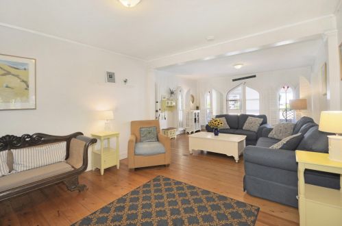 28 Narragansett Ave, Marthas Vineyard MA 02539-4428 exterior