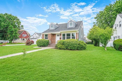 555 Bryant St, Westbury, NY 11590-4401