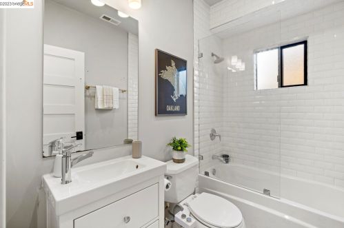 1077 57th St, Oakland CA  94608-2744 exterior