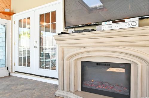 48 Lake St, North Lindenhurst NY  11757-5815 exterior