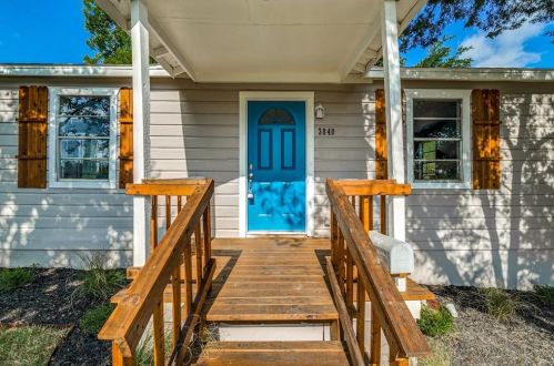 3840 Jones St, Fort Worth, TX 76110-5511