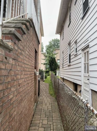444 2nd St, Palisades Park, NJ 07650-2686