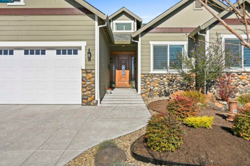 3691 Hemlock St, Santa Rosa, CA 95403-1556