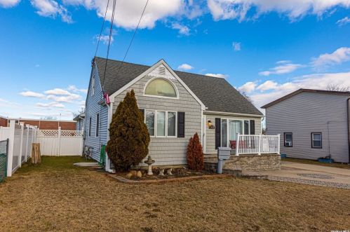 143 Sherbrooke Rd, North Lindenhurst NY  11757-1646 exterior