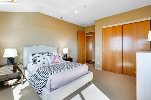 13349 Campus Dr, Oakland CA  94619-3709 exterior