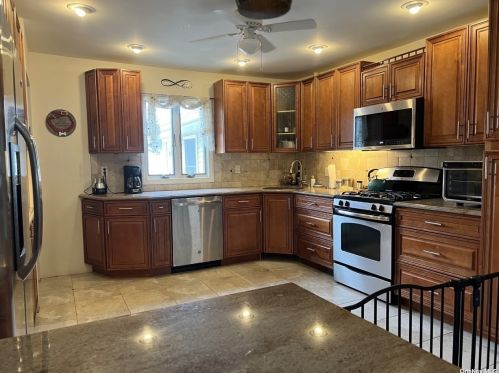 6 Orchard St, North Lindenhurst, NY 11757-5703