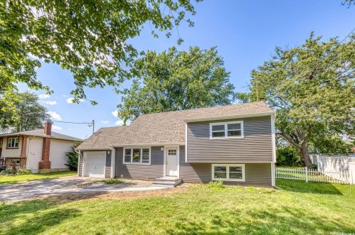 23 Elwin Pl, Copiague, NY 11726-4107