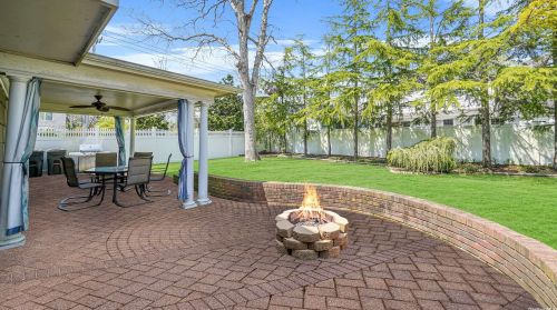 255 Maple St, Islip Manor NY  11751-4801 exterior