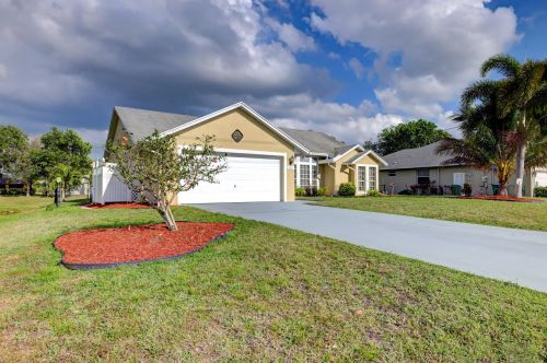 2601 Chestnut Ln, Fort Pierce, FL 34953-2941