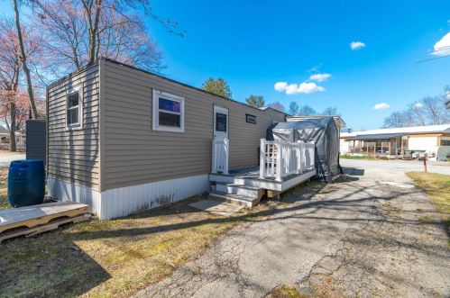 9 Friendship Dr, Salem NH  03079-3016 exterior