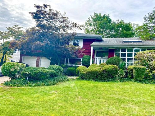 89 Robby Ln, New Hyde Park, NY 11040-1103