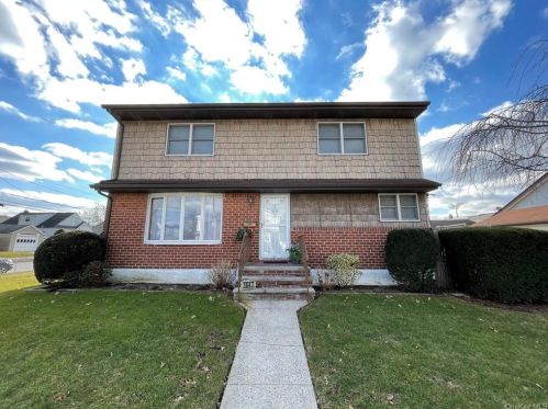 1647 Estelle Ave, Floral Park, NY 11003-2217