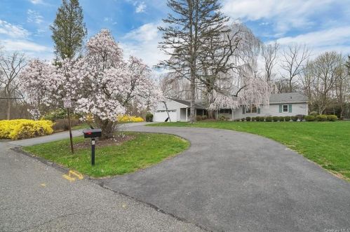 1 Canterbury Ln, Airmont, NY 10901-3501