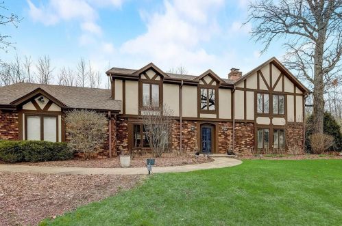 306 Ravine Baye Rd, Milwaukee, WI 53217-1323