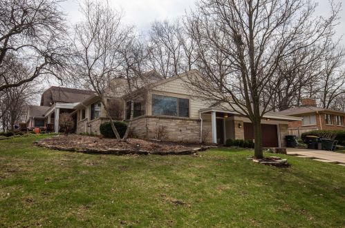 8605 Ravenswood Cir, Milwaukee WI 53226-4657 exterior