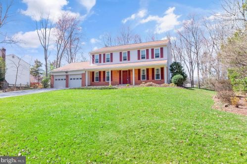 904 Rolling Holly Dr, Great Falls, VA 22066-1236