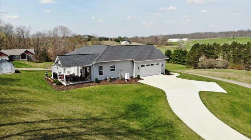 3095 Corbin Dr, Zanesville, OH 43701