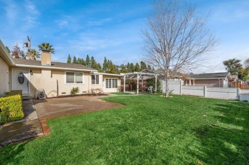 621 Sherwood Dr, Gilroy, CA 95020-4222