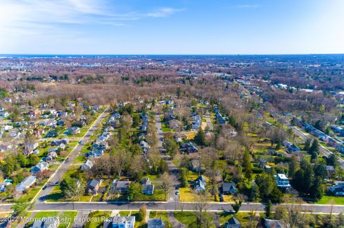 4 Laurel Dr, Little Silver NJ 07739-1416 exterior