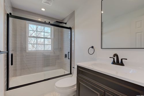 27 Walnut Ln, Hicksville NY  11801-5737 exterior