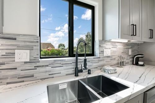 295 Poppyfields Dr, Altadena CA  91001-4837 exterior