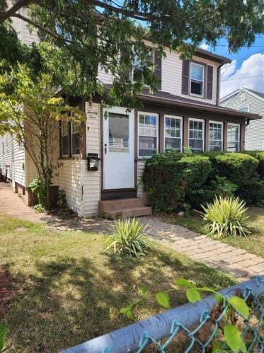24 Moore St, Manchester, CT 06040-4908