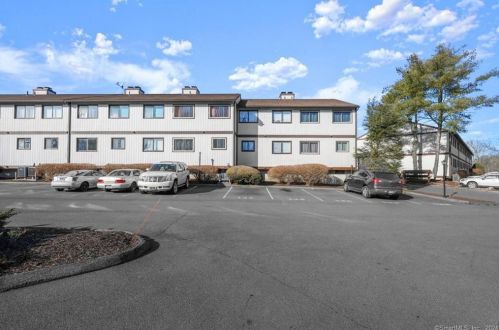 27 Crows Nest Ln, Danbury CT  06810-7056 exterior