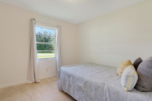 304 8th Ave, Vero Beach, FL 32962-3560