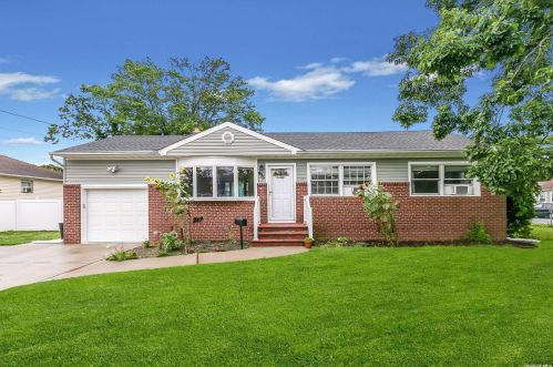 495 Delaware Ave, North Lindenhurst NY  11757-3410 exterior