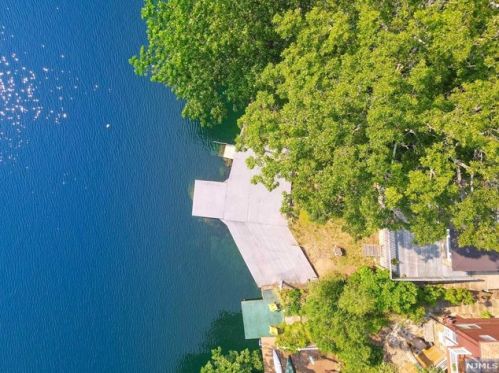 78 Upsala Path, West Milford Lakes NJ  07480-4204 exterior