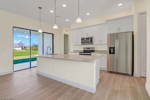 1807 4th St, Cape Coral, FL 33990-1324
