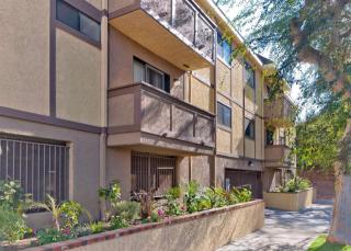 13220 Riverside Dr, Van Nuys CA  91423-2183 exterior