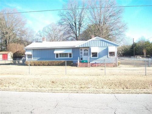 702 Summit Rd, Eden, NC 27288-2838