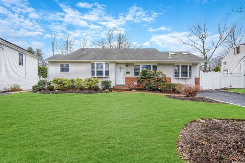 40 Royal Ln, Northport, NY 11768-3332