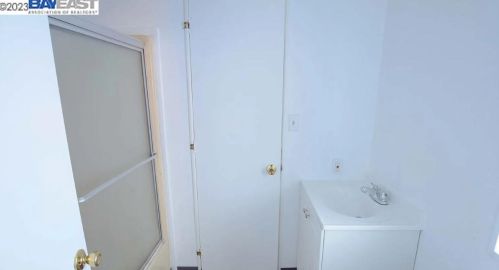 1501 57th Ave, Oakland CA  94621-4242 exterior