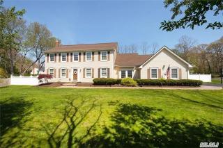 23 Buckingham Meadow Rd, Strongs Neck, NY 11733-1953