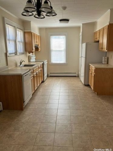 10 Covington St, Huntington Station NY  11746-8406 exterior