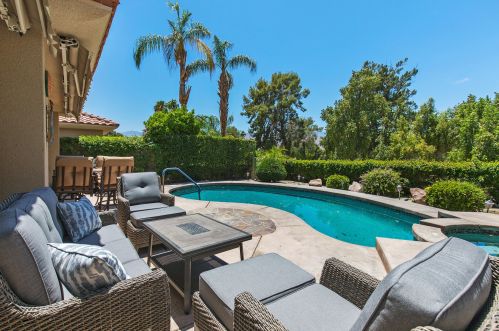 122 Kavenish Dr, Rancho Mirage CA  92270-3244 exterior