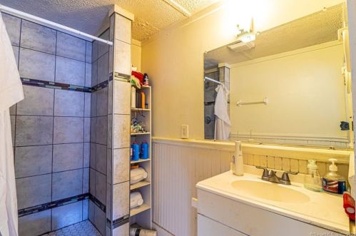 28 Oak St, Norwich CT  06360-5111 exterior