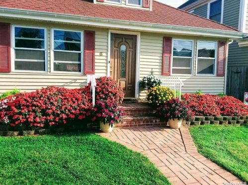 6 Atlantic St, Bayshore, NY 11706-8657