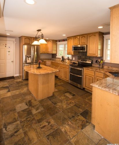 70 Osborne Ave, Mount Sinai NY  11766-3138 exterior