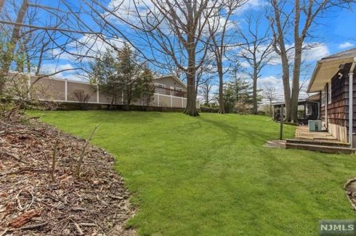 139 Charlotte Pl, Englewood, NJ 07632-2619